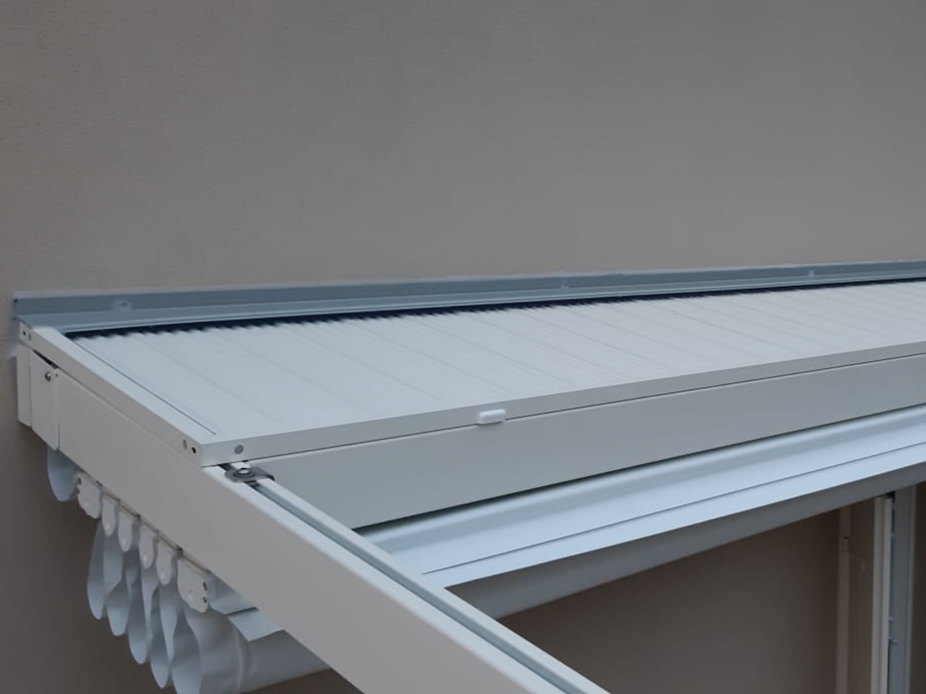 FLEXIA - Pergola Addossata con Telo Retraibile